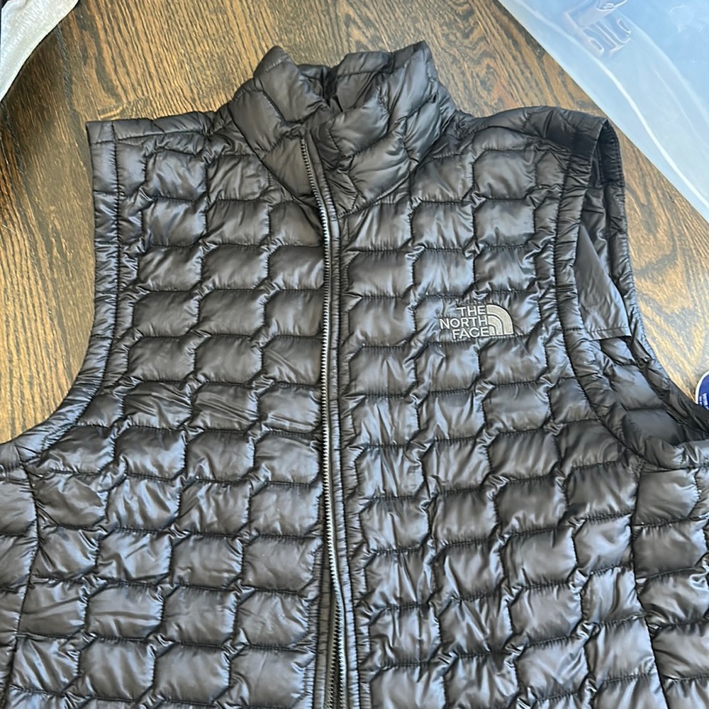 Men’s large north face vest worn once